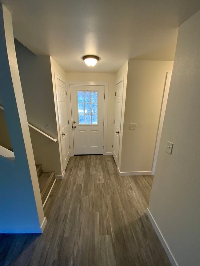 AVAILABLE NOW!!!!! West Olympia 2bdr 1.5bath Townhome w/ garage & parking
