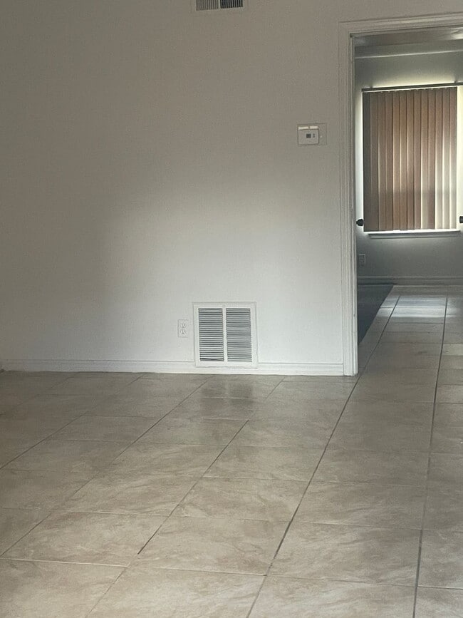 Building Photo - 5112 S Delaware Pl Unit 1