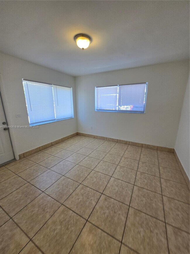 Building Photo - 3110 NW 19th Ave Unit 1 Rental