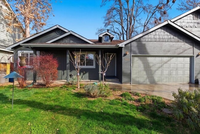 Photo - 3 Bedroom, 2 Bath, with 2 Car Garage Located on the Central Bench Rim