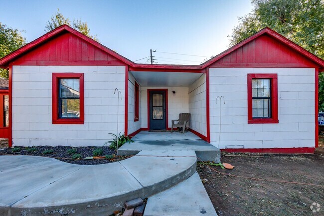 Building Photo - Remodeled three bed house on a quiet cul-d...