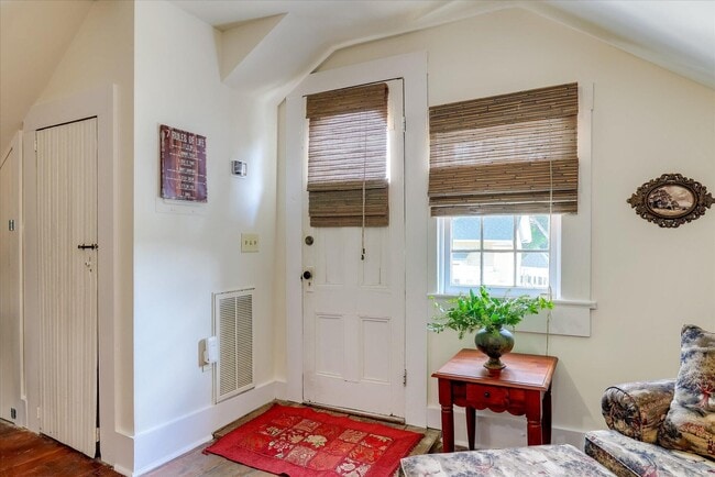 Photo - 241 Laurens St SW Unidad Apt D