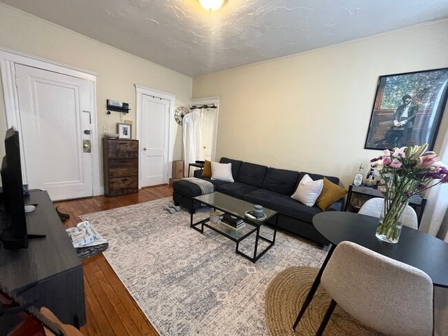 Photo - 220 Kelton St