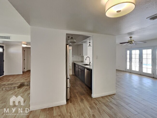 Photo - 400 E Greenway Dr