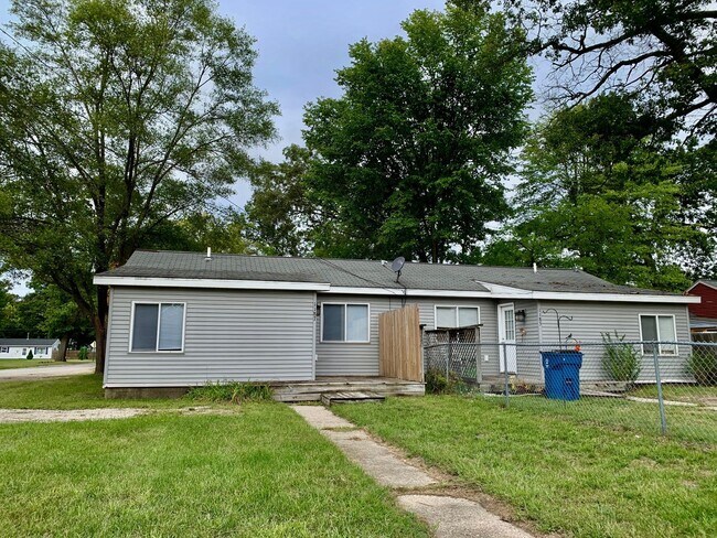 Sheridan 1185/1187 - Sheridan 1185/1187 Apartment Unit 1187