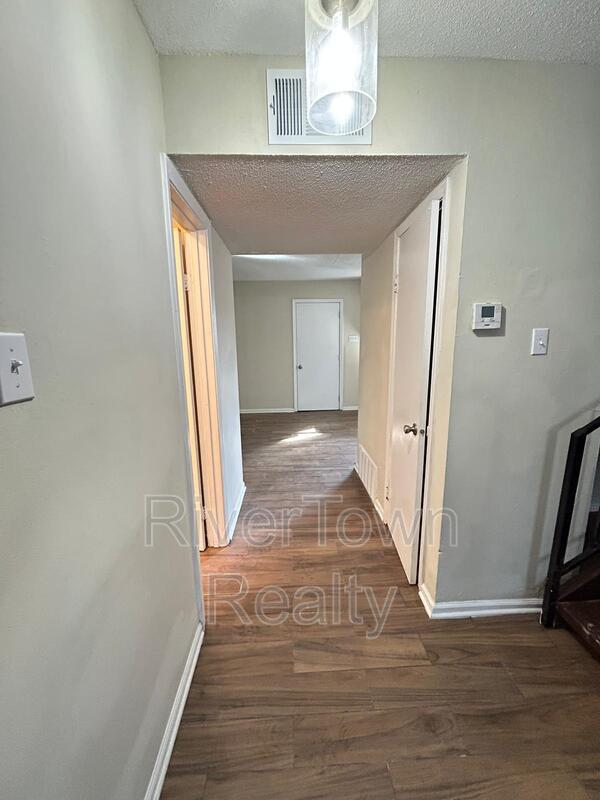 Photo - 984 University St