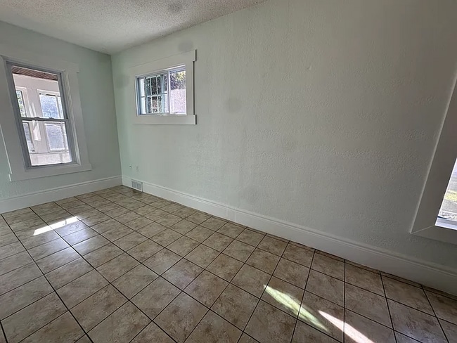 Photo - 253 Curtice St E