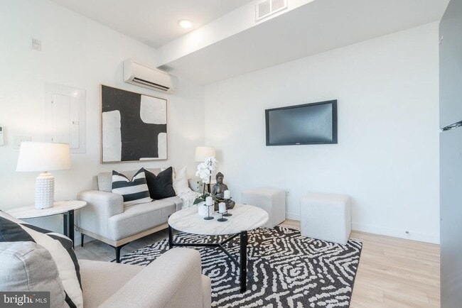 Photo - 1131-39 N Front St Unit 302