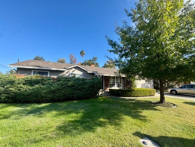 Building Photo - Stunning 3-bedroom, 2-bathroom home with a...