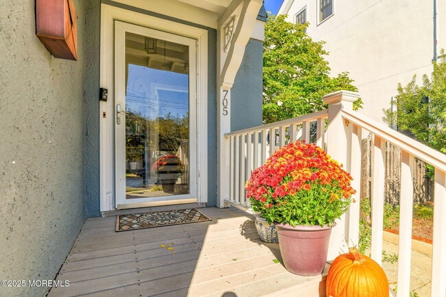 Photo - 705 7th Ave