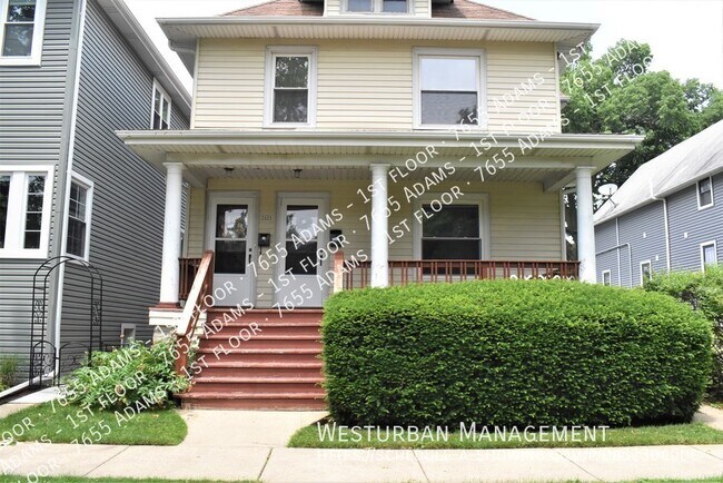 Huge Yard in Downtown Forest Park - Huge Yard in Downtown Forest Park Unit 1st floor