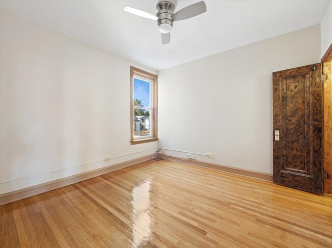 Photo - 4720 N Springfield Ave Unidad 2