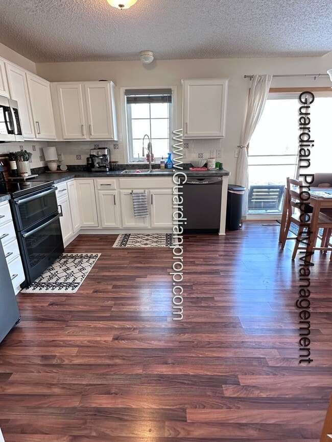 Photo - Lakeville End Unit Town Home, 2 Car Garage, Loft, W/D, Walkout Patio