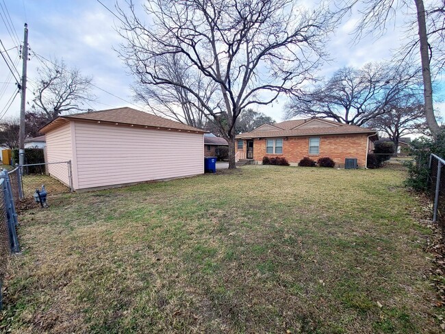 Photo - 3 Bedroom, 2 Bath home in Casa View!