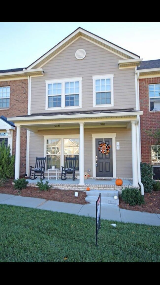 Building Photo - 104 Skylark Aly