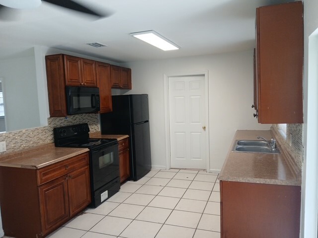 Photo - 490 W 37th St