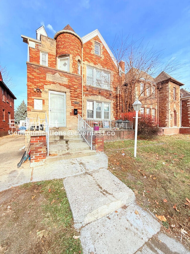 Building Photo - 1 Bed/1 Bath Home with Detached Garage / Pet-Friendly / Vouchers Accepted / Available Now!