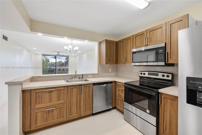 Building Photo - 2820 Somerset Dr Unit 112O