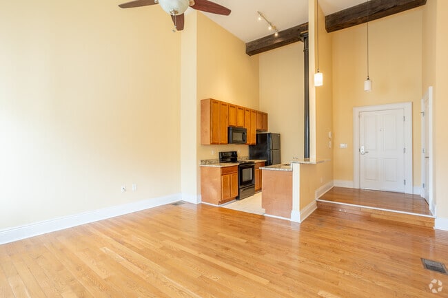 2BR, 2BA - 1095SF - Living Room