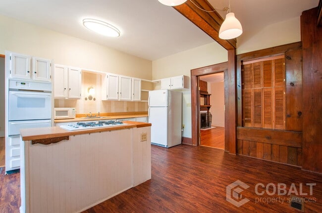 Building Photo - 856 Monroe Dr NE Unit B