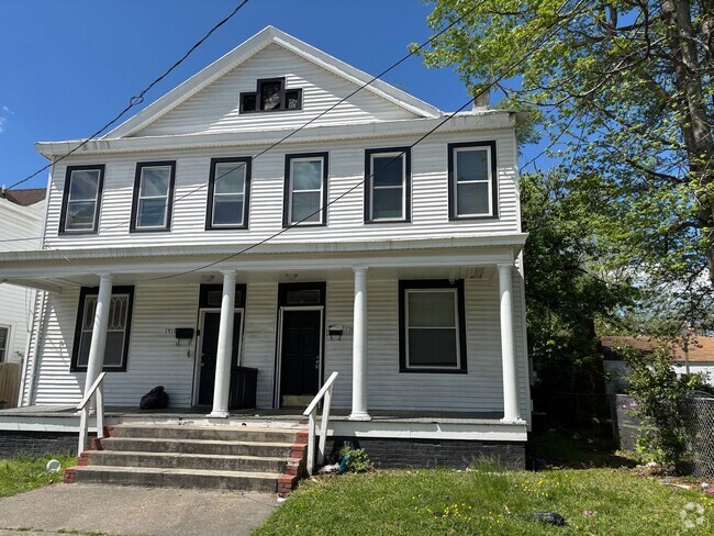 Building Photo - Charming 4 Br 2 Bath Apartment Located in ...