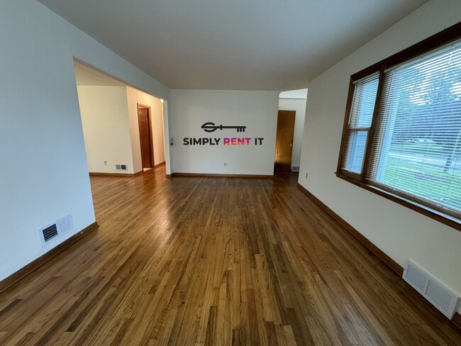Photo - 4 Bedroom Near Campus with Hardwood Floors!