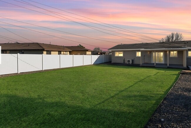 Photo - 604 W Crest Dr