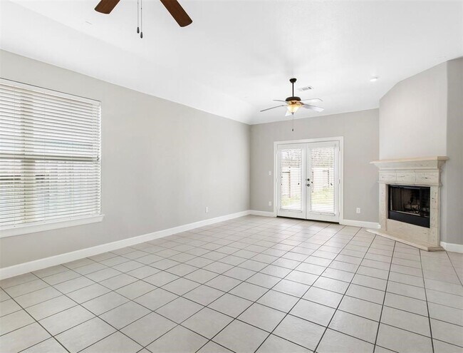 Photo - 304 Country Crossing Cir