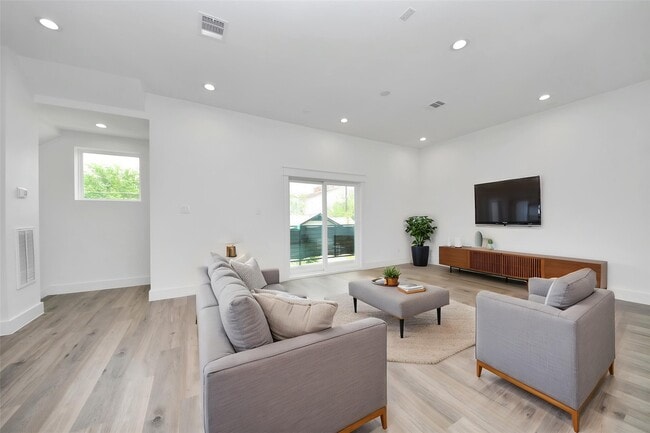 Photo - 4608 Coke St