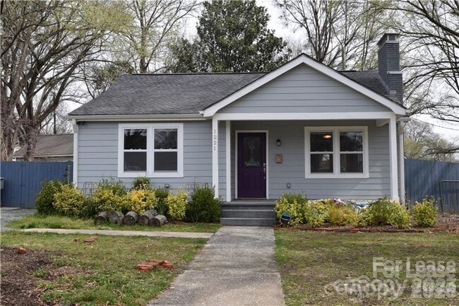 Building Photo - Cute Cottage - FENCED BACKYARD