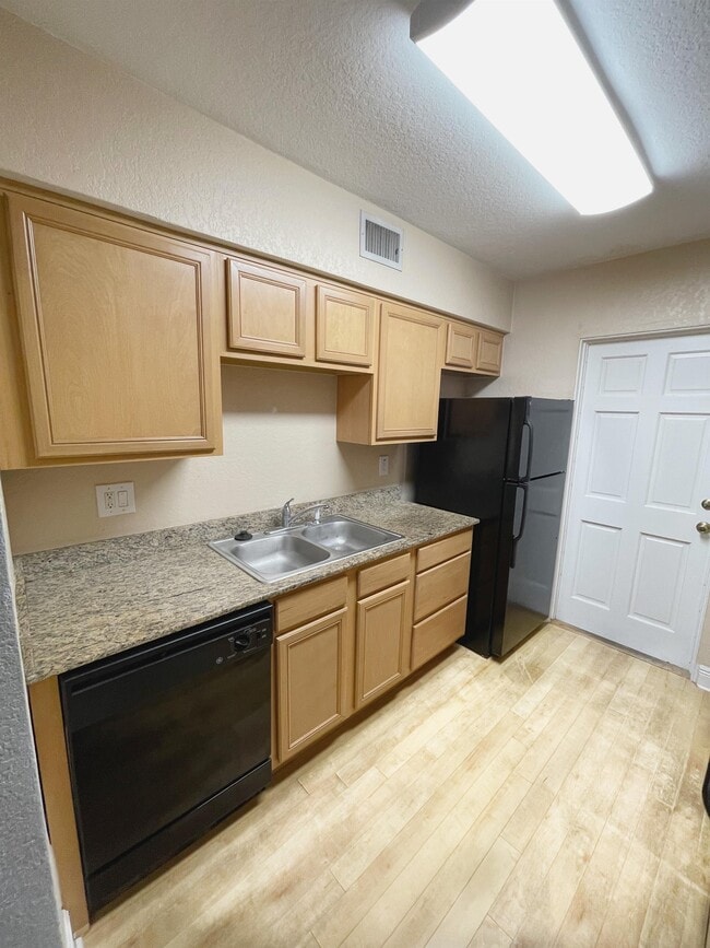 Photo - 225 E New Hampshire St