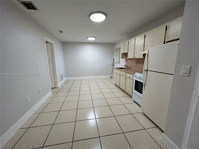 Building Photo - 25 W 4th St Unit 103 Rental