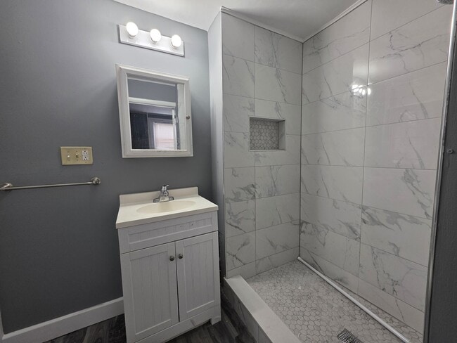 Photo - 816 W 11th St Unit 2