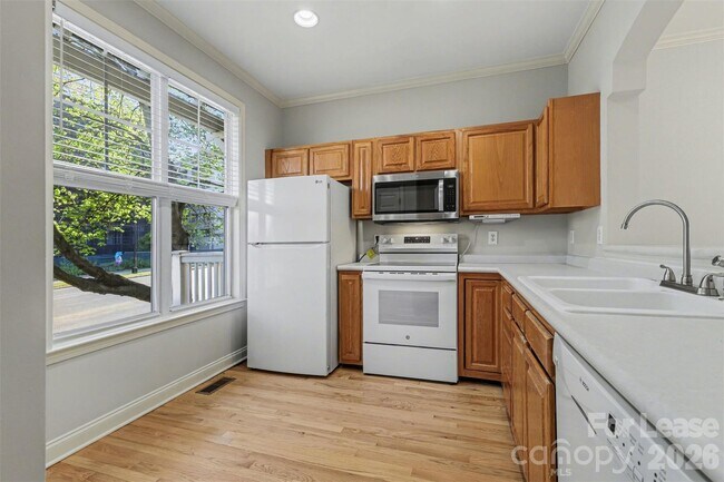 Photo - 841 W 4th St