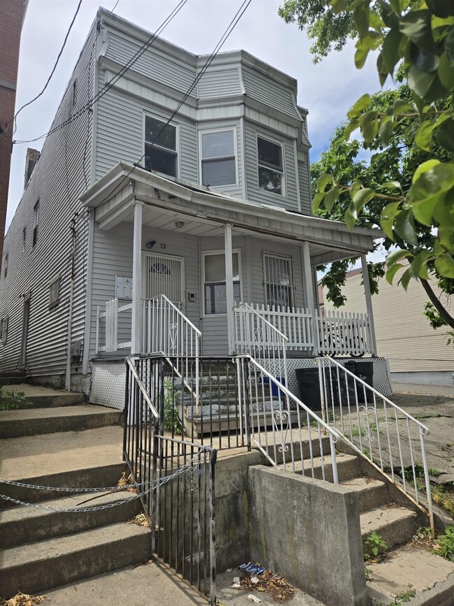 Building Photo - 19 Oak St Unit 2