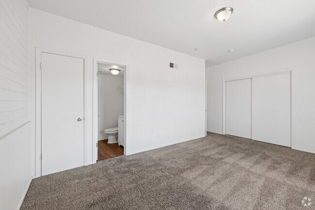 2BR, 2BA - 851SF - Primary Bathroom