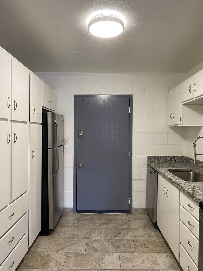 Building Photo - Studio Apartment - Available August 18th Unit 334-202
