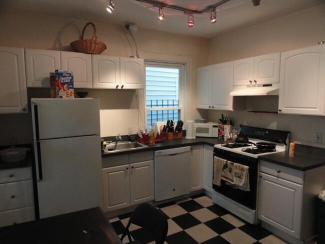 Building Photo - 378 Washington St Unit 2M