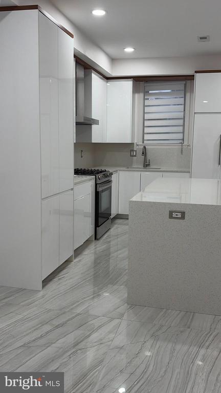 Photo - 726 Roxboro Pl NW