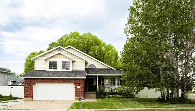 Building Photo - Beautiful Remodeled Home In Great Clinton Area