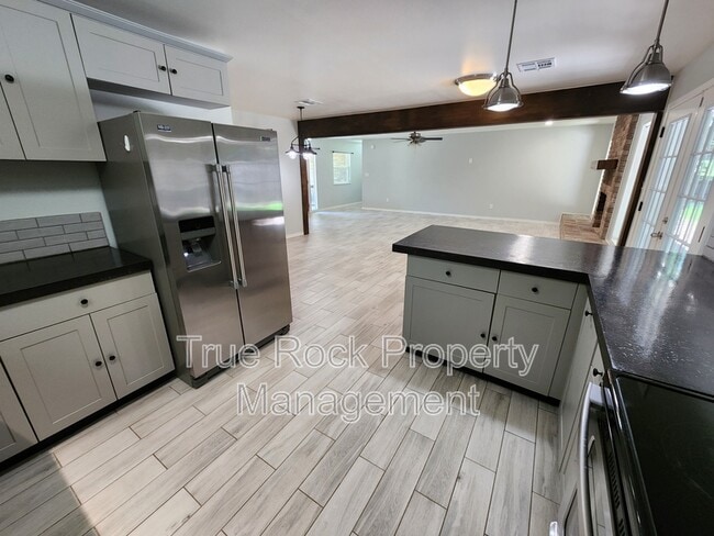 Photo - 2010 E Foster Dr