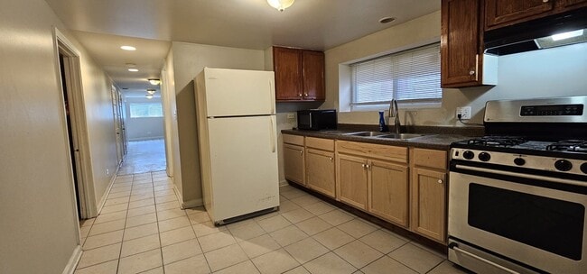 Building Photo - 2308 N Meade Ave Unit Basement