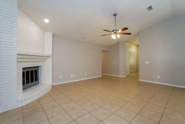 Photo - 1266 Bee St N