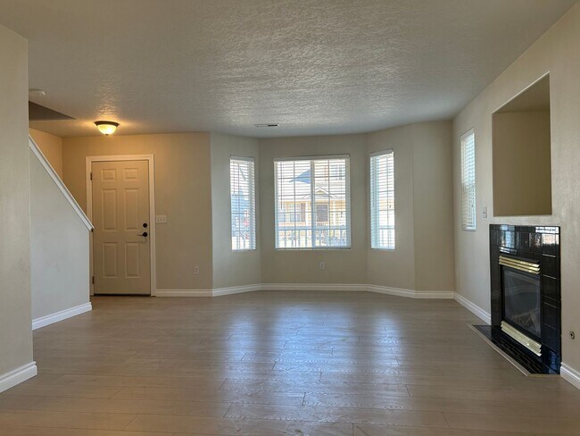 Photo - 4 bed, 2.5 ba - Golf Course living in Horn Rapids