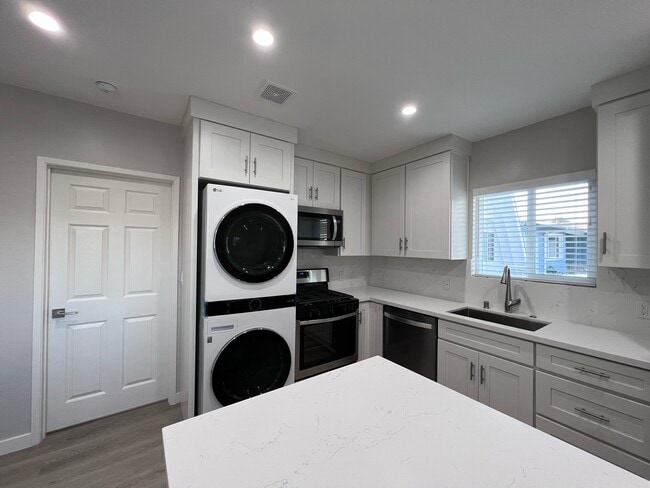 brand new appliances - 23922 Archwood St