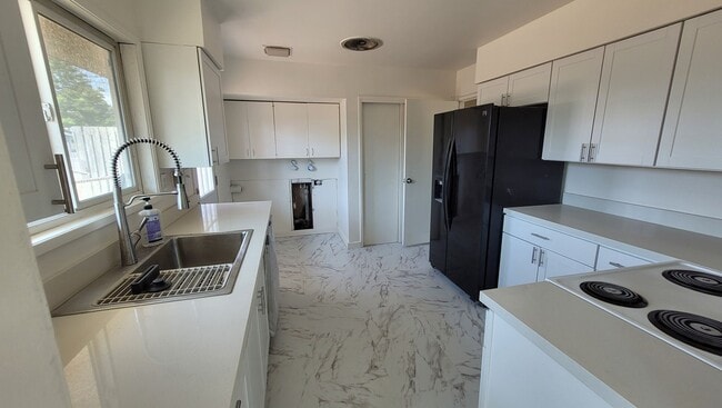 Building Photo - Moses Lake 3 bedroom 1 bath with den and g... Rental
