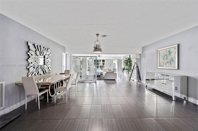 Photo - 2534 Monroe St