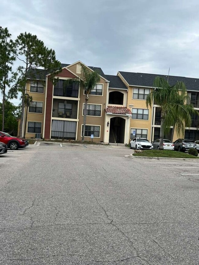 Building Photo - Cute 2 bedroom 1 bathroom condo! Freshly painted! New flooring!