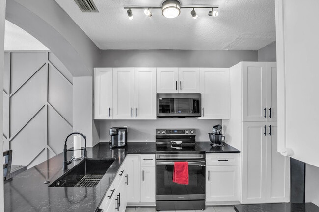 Photo - 4947 Grinnell St