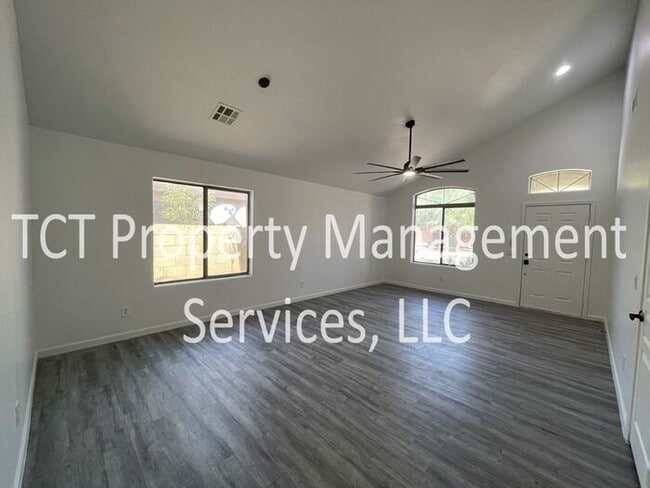 Large 6 Bedroom with Grass Backyard!